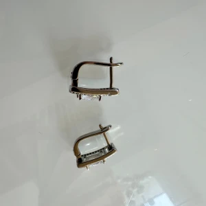 Örhängen  - En vacker klassisk serie som skiner och glittrar✨ . Du bär dessa fina örhängen både till vardag och fest och är också en fin och uppskattad present