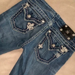 Jätte fina miss me jeans  - Köparen betalar INTE för frakt ! Jeansen Har två hål längst ner på byxan. Köpte hör På plick så de har nog andvänts ganska mycket men inget är sönder, inga stenar har lossnat men de är bara sönder längst ner💞