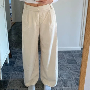 Kostymbyxor - Beiga kostymbyxor ifrån Zara. Jag har kortat byxorna med gardinklister (se sista bilden)💞