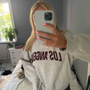 Sweatshirt - Grå sweatshirt med vinröd text❤️