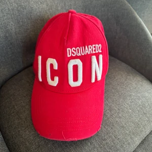 D2 keps - En röd D2 keps. Köpt på NK i Göteborg. Skick 7/10. Köpt förra året. Nypris 2300kr