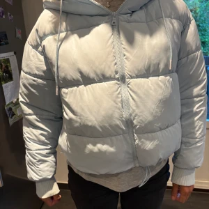 Ljus blå jacka - Ljus blå jacka ifrån Monki