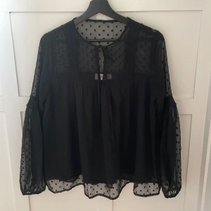 Blus   - Långärmad blus i storlek 36 från Vila.