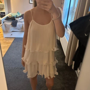 Volang klänning  - Söt volang klänning från hm, storlek M