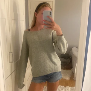 grön stickad tröja zara!  - hejj jag säljer denna jättecoola stickade tröjan från zara! Den är använd fåtal ggr och är köpt för 2 år sedan 💘 nypris 399kr