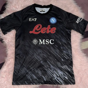SSC Napoli fotbolls tröja  - Helt ny, aldrig använd eftersom fick den som present och den va för stor för mig, den passar säkert M också för den är oversized, pris kan diskuteras vid snabb affär 