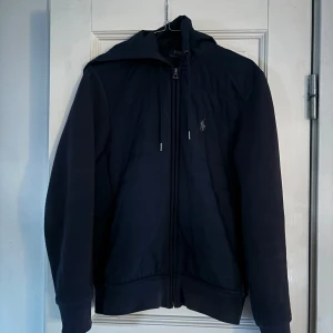 Polo ralph lauren cardigan - Säljer denna sjukt snygga marinblåa polo cardigan i storlek xs. Skick ca 7/10 Vid minsta funderingar är det bara att skriva😁