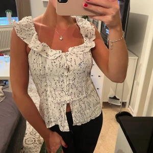 Hm blus - Säljer denna topp med prislappen kvar ifrån hm💕