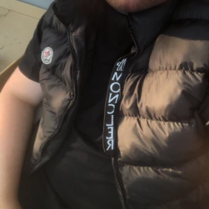 säljer en moncler väst - säljer en moncler väst då den inte kommer till användning