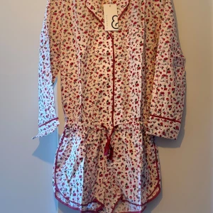 Jumpsuit Shorts - Jumpsuit shorts med fina detaljer som är ny med sin 🏷️. M i storlek. 