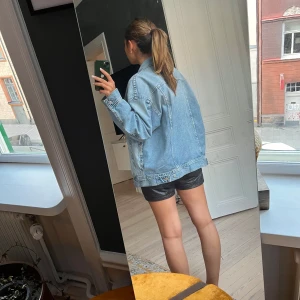 Jeansjacka  - (Kolla min profil! Rensar och säljer massa fint!💕) som denna blå jeansjacka från weekday!☺️ använd bara någon gång! Så i väldigt fint skick. Den är i storlek SX men jag är vanligtvis S och den sitter bra på mig!🌸🌸 skriv om du har frågor💗