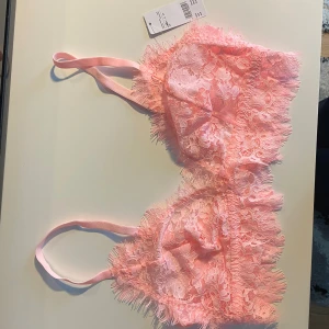 Helt ny spets BH / topp - Helt ny spets behå / topp i storlek S (finns även i M, L samt XL). Nypris 199kr.