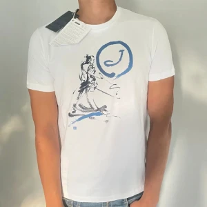 Jacob Cohen T-shirt  - Säljer denna Jacob Cohen T-shirten som  är knappast använd skick 10/10! Taggar och kvitto finns! Hör av dig vid minsta fundering 📩 Mvh STRIVERRO 🏝️