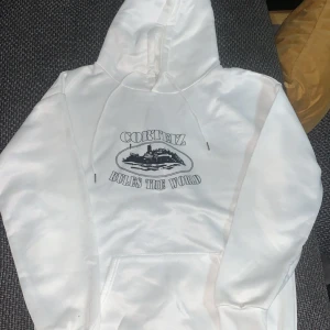 Corteiz Hoodie - Hej. Säljer min Corteiz hoodie. Storleken på hoodien är M fast den passar S med. Tröjan är skön och ser bra ut. Använder inte då jag har växt ut ur den stilen och vill rensa min garderob. 