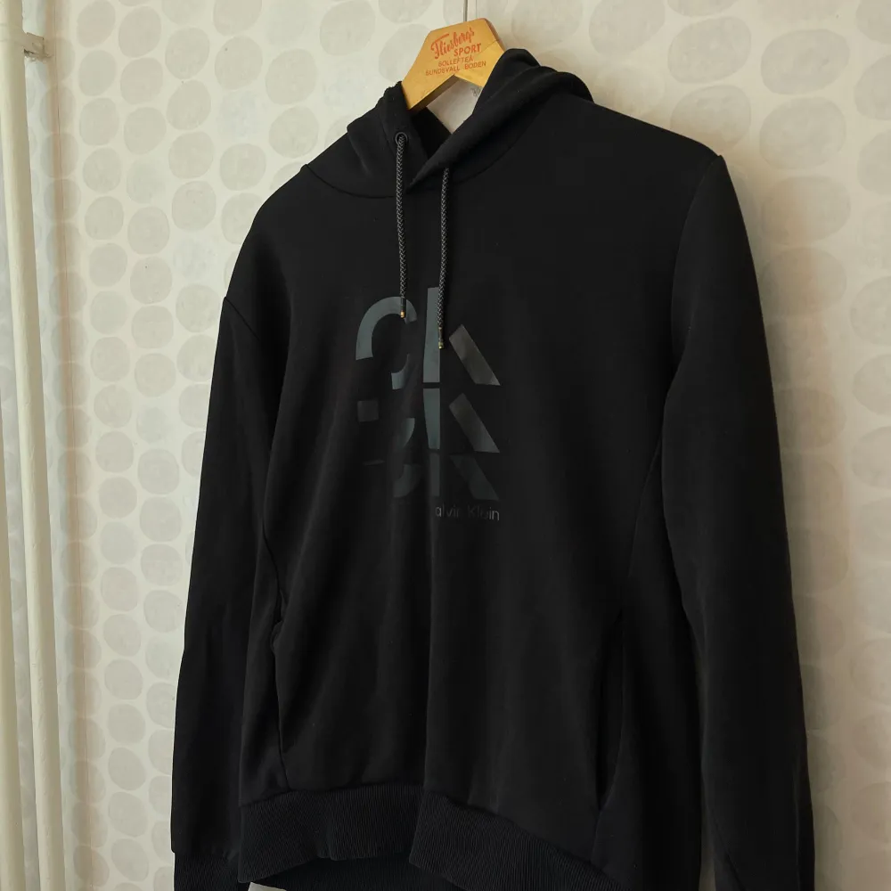 En tröja från Calvin Klein i bra skick. Slutsåld i butik. Storlek M  Se gärna mina andra annonser. . Hoodies.