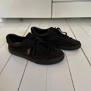 Polo  Ralph Lauren Skor - Original pris 1200. Säljer dessa polo skor för att de är för små. Skorna har ett bra skick men så undersulan är lite sliten. Har haft dessa skor i 9 månader 