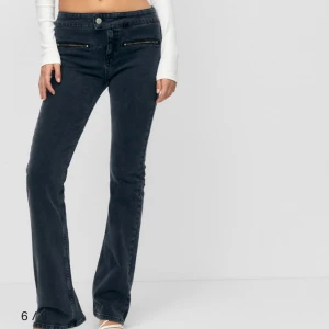 Lågmidjade pull & bear jeans med dragkedjor - Jätte snygga helt slutsålda jeans från pull&bear grå/svarta