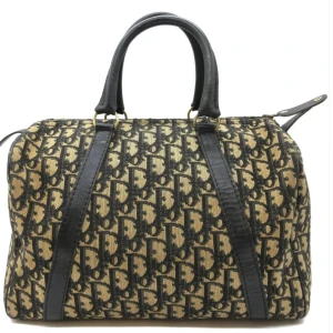 Christian Dior Boston väska - Christian Dior Trotter Boston-väska. Med en klassisk och tidlös design kommer denna väska att passa alla tillfällen. Perfekt för att lägga till en touch av lyxstil till vilken outfit som helst!