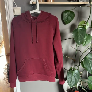 Vinröd hoodie från bikbok  - Säljer nu min vinröda hoodie från bikbok i storlek S då den ej kommer till användning!  Lite nopprig därav priset!  Men det går lätt bort med noppermaskin😃