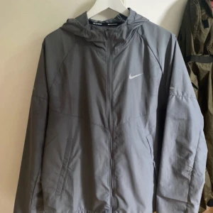 Nike miler jacka  - Storlek S aldrig använd köpt för 1000kr säljer för 600kr