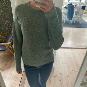 Jätte skön och mysig stickad tröja ifrån vero Moda. Använd ca 2 ggr💕