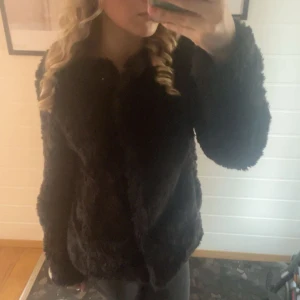svart/grön pälsjacka💕💕 - super fint skick, använt ett få tal gånger💕