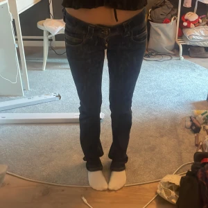 Pepe jeans - Säljer mina absolut snyggaste pepe jeans i storlek 24/30! Säljer pga har tröttnat på de men har använts väl med inga synliga defekter (några lösa trådar bara men inget man märker)