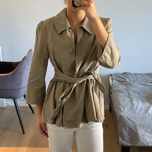 Beige jacka  - En tunn beige/ grön hunkydory jacka/ skjorta i strlk S. Nytt skick. 