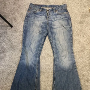 Lågmidjat bootcut jeans💞 - Säljer dessa snygga levi’s jeansen med lågmidja❤️säljer via swich kom privat för frågor❣️