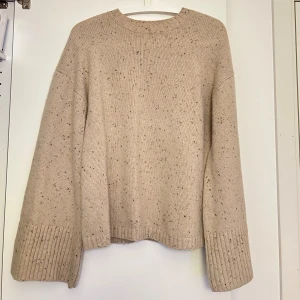 Stickad tröja - Jättefin Beige stickad tröja i bra skick, lite utsvängda armar❣️