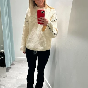 Stickad/virkad tröja - Jättefin tröja med svarta detaljer i bra skick❣️