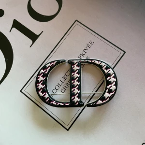 Dior brosch  - Fint mönstrad, klassisk brosch från Dior  