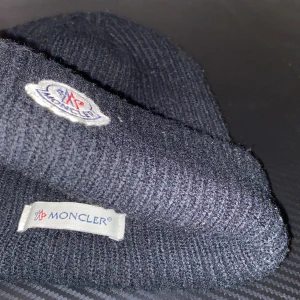 Moncler mössa svart - Moncler mössa/ svart, ny skick, pris kan diskuteras 🙌 