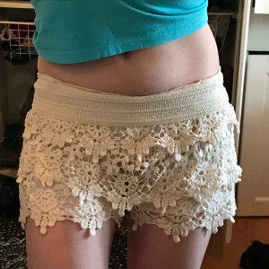 Spetsshorts - Jättefina spetsshorts i bra skick utan defekter. Såå fint nu till sommaren☺️De är väldigt bekväma och stretchiga i midjan. Går att bära  lågmidjat men även högre om man vill. Priset är diskuterbart så lägg gärna ett prisförslag☺️