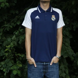 Mörkblå Real Madrid Piké - Modellen är 180cm