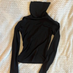 Svart turtleneck  - Svart turtleneck i polyester aktigt material. Köpt secondhand men från shein originellt, jag har använt den någorlunda mycket. Stretchig och passar fint på!