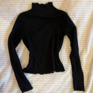 Svart turtleneck  - Svart turtleneck i stickat-ish material. Ingen lapp men passar mig med XS-S superbra!