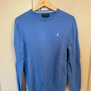 Polo Ralph Lauren Tröja - Knappast använd Polo Tröja, lågt pris bara 350kr, väldigt bra skick. 