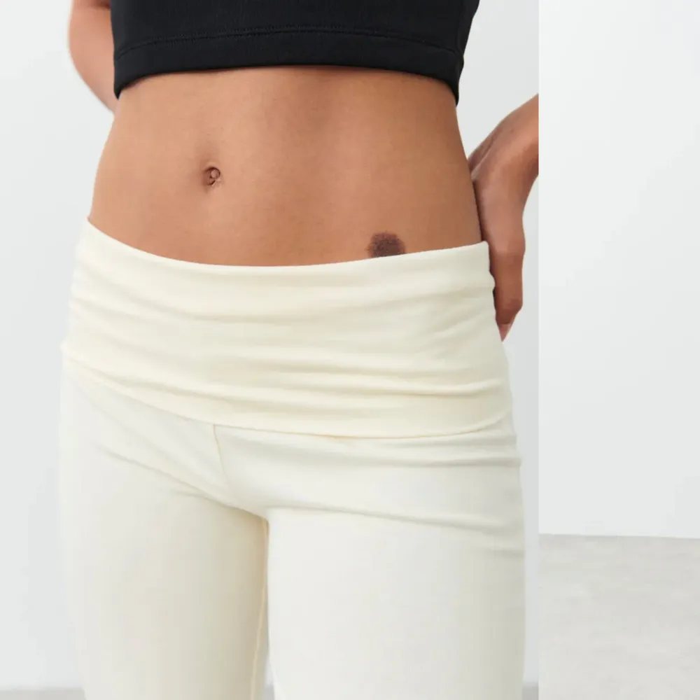 Säljer dessa otroligt snygga cream vita low waist pants ifrån Gina tricot. Byxorna är aldrig använda, endast testade. Dock sitter ej prislappen kvar då jag trodde jag vill ha det, men ångrade mig sedan. . Jeans & Byxor.