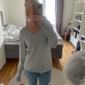 Stickad tröja  - Super skön stickad tröja från vila. Tröjan är endast använd ca 3 gånger så skulle säga att den är i nyskick! Passar även xs och m