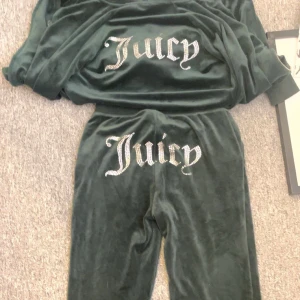 Juicy couture  - Säljer detta Juicy Couture set! Aldrig använt byxorna. Koftan har jag använt många gånger men båda klädesplaggen är i bra skick! Köptes för 1800kr och säljs för 850kr
