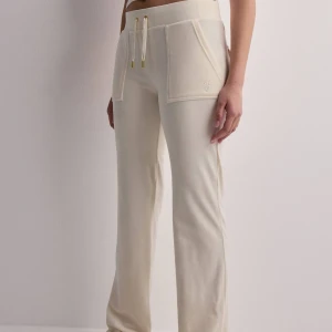 Vita juicy byxor  - Säljer mina vita juicy byxor för att dom inte kommer till användning, max använda 2 gånger, skriv för fler bilder🤍pris kan diskuteras 