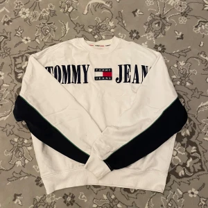Tommy Hilfiger tröja - ✅Tvättar plagget innan jag skickar✅ Tja! Säljer min Tommy Hifiger tröja i storlek M. Perfekt för dig mellan 175-187. Nypris 1400. Priset är INTE hugget i sten! Inga defekter, som ny! 