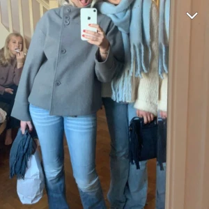 Kappa - Så snygg sparsmakat använd kappa från Gina. Köptes i våras så i fint skick! Storlek S