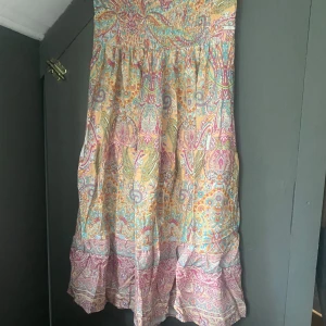 Fin långkjol - Jättefin långkjol andvänd cirka 4 ggr i storlek one siden i fint skick