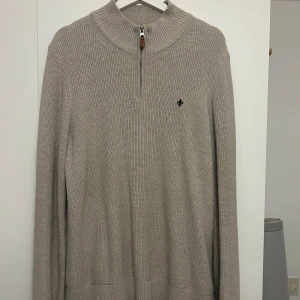 Morris quarter zip knitted sweatshirt - Säljer mitt favorit plagg i garderoben. Köpte för ett tag sedan men tyvärr passar den ej mig i storlek så ska köpa från morris i mindre storlek. Jag bär S så passar en S men då sitter den lite mer luftigt. Inga defekter m.m!!