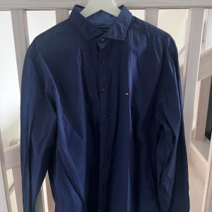 Tommy hilfiger skjorta - Säljer en snygg skjorta från Tommy hilfiger som är lite använd ganska liten i storlek då den sitter som large. Nypris 1500kr mitt pris 399kr