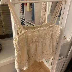 Broderad topp - Jättesöt broderad topp, aldrig använd bara testad