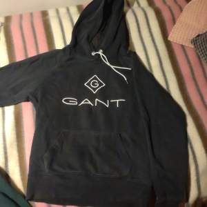 Svart hoodie, bra skick, lite blekt på något ställe 