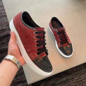 Lanvin uk 8 STEAL 💥💥 - Säljer ett par skitsnygga vinröda lanvin cap toe skor i storlek uk8 vilket motsvarar 42-43 samt sitter stort i storleken! Skick 6/10. Hör av dig vid frågor eller funderingar 💯